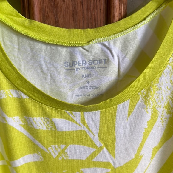 TORRID PLUS SIZE SUPER SOFT PERFECT TEE: GREEN/WHITE TROPICAL: NWT: SZ 3 - Picture 2 of 3